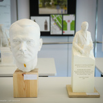 Dwie rzeźby przedstawiające prezydenta Seweryna Nowakowskiego
