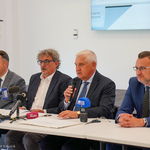 Zastępca prezydenta Przemysław Tuchliński, artysta rzeźbiarz Jarosław Perszko, prezydent Tadeusz Truskolaski i zastępca Rafał Rudnicki siedzą przy stole