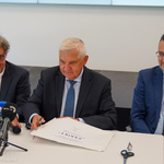 Prezydent Tadeusz Truskolaski rozcina kopertę z napisem 