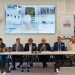 Prowadząca spotkanie Urszula Boublej, zastępca prezydenta Przemysław Tuchliński, artysta rzeźbiarz Jarosław Perszko, prezydent Tadeusz Truskolaski, zastępca Rafał Rudnicki i sekretarz sądu konkursowego Bogumił Sawicki siedzą przy stole
