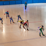 Dzieci podczas treningu short-track na lodowisku