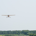 Mały samolot (Cessna 152) leci po niebie