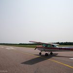 Mały samolot (Cessna 152) na pasie startowym na Krywlanach