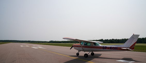Mały samolot (Cessna 152) na pasie startowym na Krywlanach