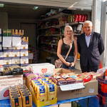 Prezydent Tadeusz Truskolaski pozuje do zdjęcia ze sprzedawczynią ze stoiska, na którym można kupić np. kawę i słodycze