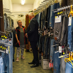 Prezydent Tadeusz Truskolaski rozmawia ze sprzedawczynią na stoisku z dżinsami