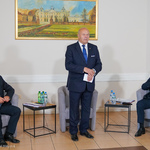 Przewodniczący Podlaskiego Forum Gospodarczegozby Przemysłowo-Handlowej Witold Karczewski wita na spotkaniu w sprawie lotniska Białystok Krywlany