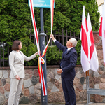 Prezydent Tadeusz Truskolaski oraz Swietłana Ciechanouska zdejmują szarfę z tablicy z napisem Skwer Wolnej Białorusi