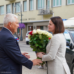 Prezydent Tadeusz Truskolaski wręcza kwiaty Swietłanie Ciechanouskiej