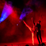 Para tańczy na scenie podczas spektaklu