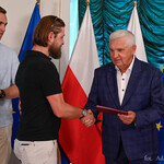 Prezydent Tadeusz Truskolaski gratuluje prezesowi Lowlanders Białystok Piotrowi Morko