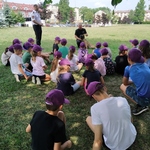 Na zdjęciu widać dzieci wraz z funkcjonariuszami Straży Miejskiej w Białymstoku