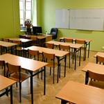 Ławki, krzesła oraz tablica w sali lekcyjnej