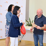 Dyrektor Urszula Dmochowska wręcza nagrodę laureatowi konkursu rowerowego
