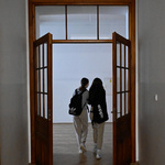 Dwie uczennice idą korytarzem szkolnym