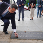 Zastępca prezydenta Przemysław Tuchliński kładzie kamień na tablicy