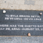 Odsłonięta tablica, na której znajduje się napis w języku polskim oraz angielskim ,,Tu była brama getta 26 VII 1941- 20 VIII 1943