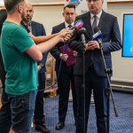 Zastępca prezydenta Rafał Rudnicki zabiera głos podczas konferencji prasowej, w tle: uczestnicy konferencji