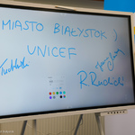 Interaktywna tablica, na której podpisali się uczestnicy konferencji prasowej