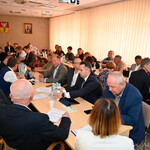 Uczestnicy sesji siedzą przy stołach, są wśród nich zastępcy prezydenta Zbigniew Nikitorowicz oraz Przemysław Tuchliński