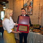 Zastępca prezydenta Rafał Rudnicki wręcza nagrodę dla najlepszej restauracji