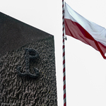 Wzniesiona na maszt flaga oraz Pomnik Żołnierzy Armii Krajowej