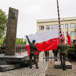 Żołnierze wznoszący flagę na maszt