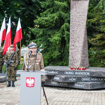 Prezes białostockiego okręgu Światowego Związku Żołnierzy Armii Krajowej major Czesław Chociej przemawia z mównicy podczas obchodów 79. rocznicy Wybuchu Powstania Warszawskiego