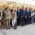 Goście honorowi uroczystości, jest wśród nich prezes białostockiego okręgu Światowego Związku Żołnierzy Armii Krajowej major Czesław Chociej stojący na baczność