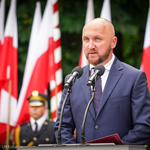 Przewodniczący Rady Miasta Białystok Łukasz Prokorym przemawia z mównicy podczas uroczystości
