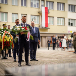 Poseł na Sejm Krzysztof Truskolaski składa kwiaty pod Pomnikiem Żołnierzy Armii Krajowej