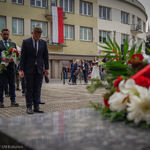 Poseł na Sejm Krzysztof Truskolaski pochyla głowę oddając hołd pod pomnikiem