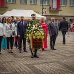 Przewodniczący Rady Miasta Łukasz Prokorym, Wiceprzewodnicząca Rady Miasta Katarzyna Kisielewska-Martyniuk oraz radni składają kwiaty pod pomnikiem