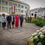 Przewodniczący Rady Miasta Łukasz Prokorym wraz z radnymi pochylają głowę oddając hołd pod Pomnikiem Żołnierzy Armii Krajowej