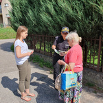 Straż Miejska rozmawia z mieszkańcami wręczając ulotki