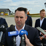 Zastępca prezydenta Przemysław Tuchliński zabiera głos podczas konferencji prasowej, w tle: uczestnicy spotkania