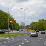 Zdarte pasy dla pieszych oraz linie na ul. Alei Józefa Piłsudskiego, po której poruszają się auta