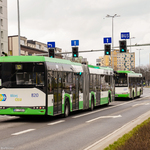 Dwa autobusy Białostockiej Komunikacji Miejskiej poruszają się po drodze