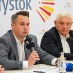 Zastępca prezydenta Przemysław Tuchliński zabiera głos podczas konferencji prasowej, obok siedzi prezydent Tadeusz Truskolaski