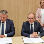 Wiceprezes NFOSiGW Dominik Bąk i Prezes spółki Lech Michał Stefanowicz podpisują umowę