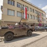 Białostoczanie podziwiają wojskowy wóz stojący przed Muzeum Wojska