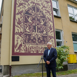 Prezydent Tadeusz Truskolaski przemawia na tle nowego muralu 
