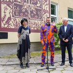 Wykonawca muralu Dariusz Paczkowski przemawia podczas wydarzenia, towarzyszy mu prezydent Tadeusz Truskolaski oraz Monika Krajewska 