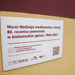 Tablica znajdująca się pod muralem z napisem: ,,Mural Nadzieja, zrealizowany z okazji 80. rocznicy powstania w białostockim getcie, 1943-2023