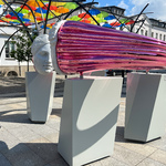 Rzeźba Obietnica, w tle: kolorowe parasole znajdujące się nad ul. Kilińskiego