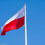 Biało-czerwona flaga powiewa na wietrze