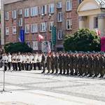 Żołnierze stojący na baczność, obok orkiestra 