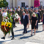 Radni Miasta Białegostoku zmierzają w stronę Pomnika Marszałka Józefa Piłsudskiego 