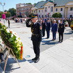 Strażnik Miejski salutuje podczas składania kwiatów pod Pomnikiem Marszałka Józefa Piłsudskiego 
