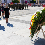 Wiceprzewodnicząca Rady Miasta Katarzyna Kisielewska-Martyniuk oraz radny Stefan Nikicuk oddaja hołd pod pomnikiem 